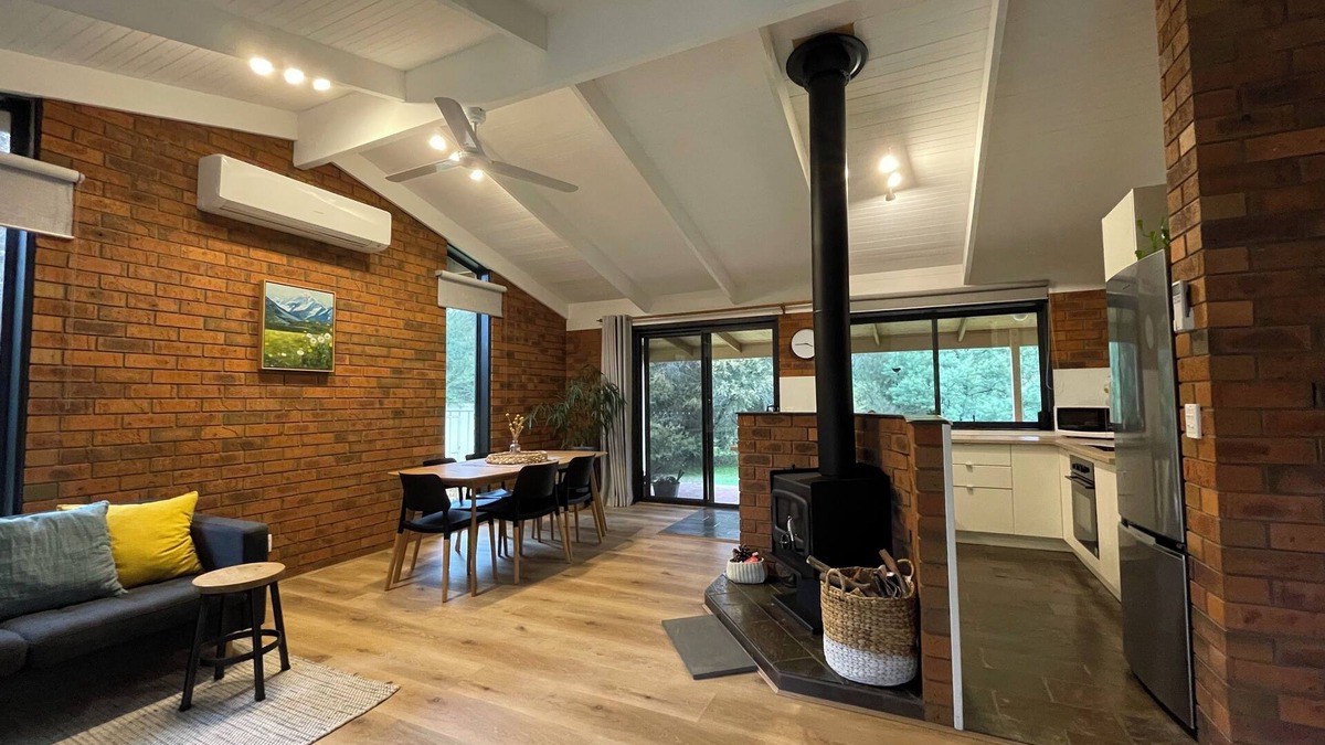 Porepunkah House | River front retreat in a quiet court only walking distance from cafes and Pub