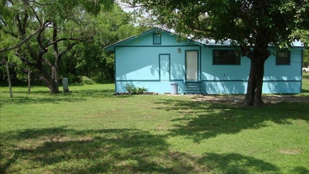 Southside Cabin | River Frontage Cottage is located on 115 Acres