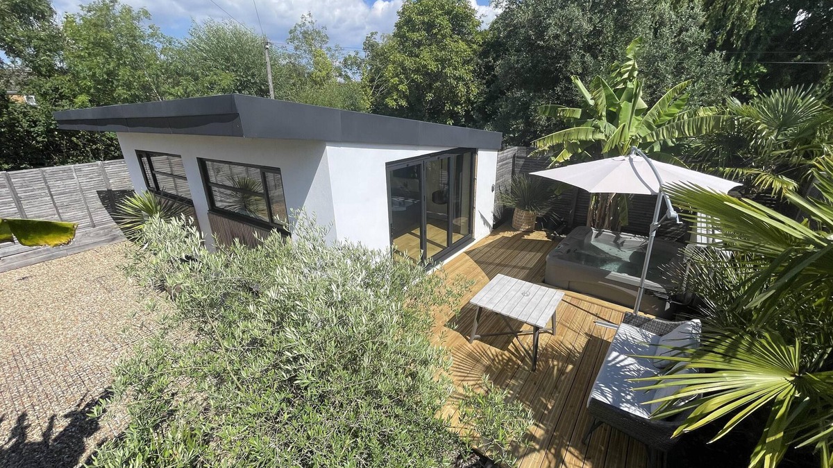 Wraysbury Cabin | River guest house with jacuzzi, fire and boat hire