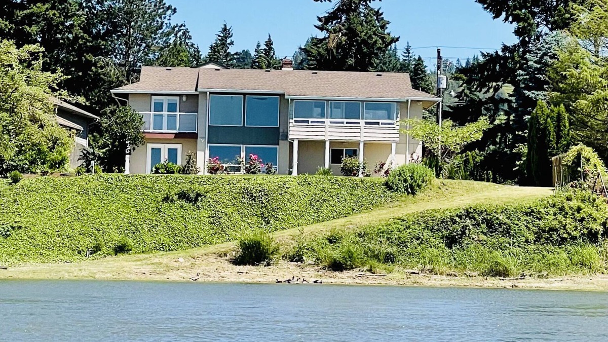 Washougal House | River House Retreat. Beautiful views from this waterfront property with Hot tub!