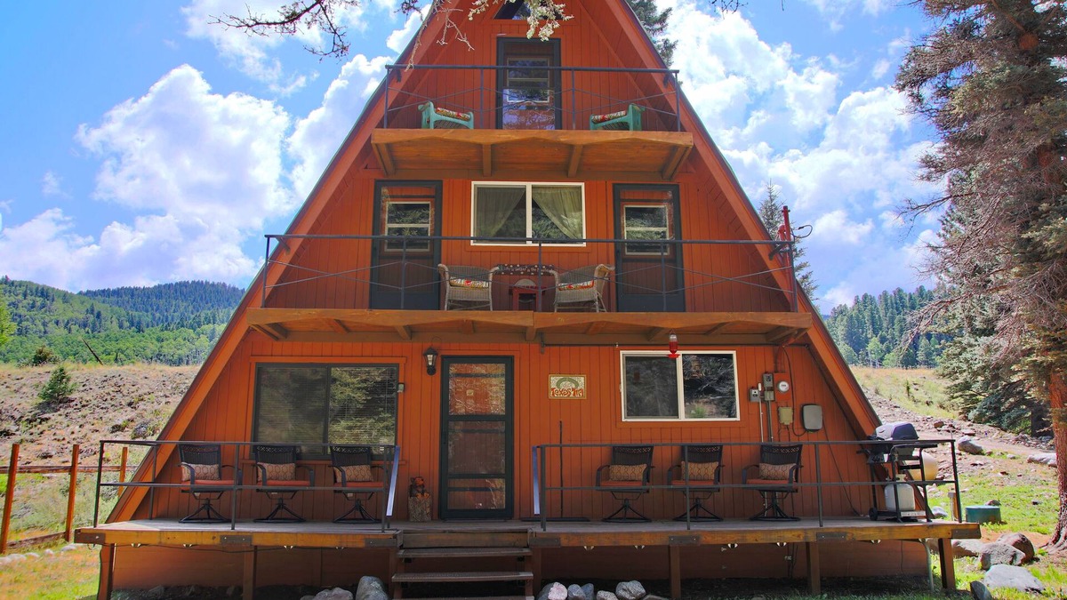 Red River Cabin | RIVER IN YOUR FRONT YARD!/Suspended Fireplace/Perfect for Families & Groups/PETS
