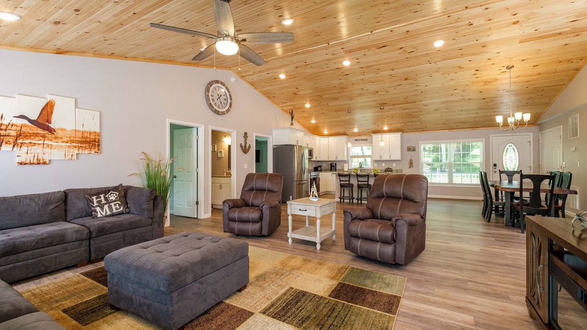 Elkton House | River Oasis Water Front, Pet Friendly Home, 5 King Bedrooms n15 Mins Massanutten