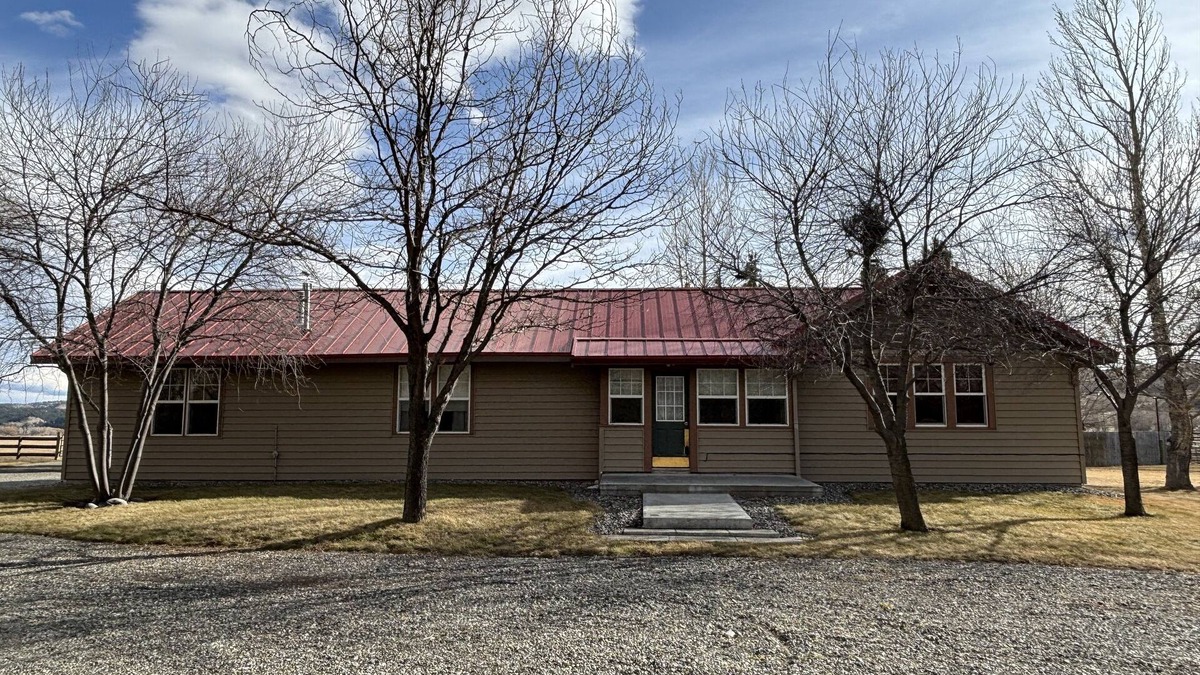 Sweet Grass County House | River Ranch House w/Horse Accommodations and access to The Yellowstone River