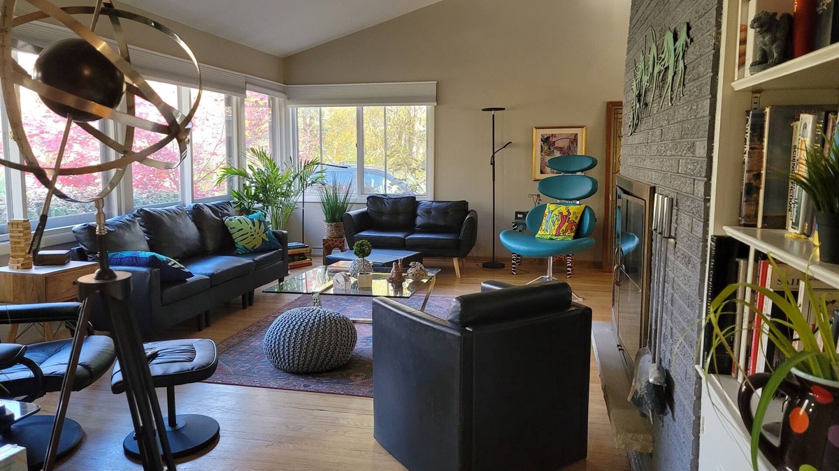 Mequon House | River Retreat- HighTech Meet River Wildlife Habitat - yr. round fire pit, deck