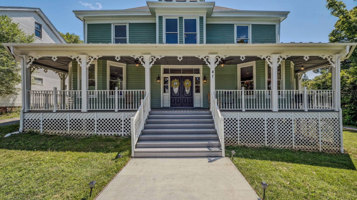 Berkeley Springs Bed & Breakfast | River Retreat Suite In Town!- Inside The Grand Castalian Inn B&B
