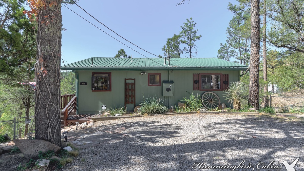 Ruidoso Cabin | River Ridge Retreat: Cozy yet modern with private hot tub and amazing views. Dog friendly.