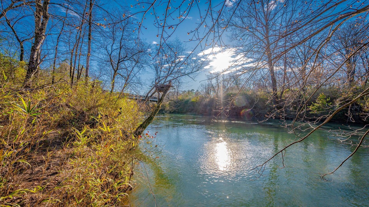 Hochatown Cabin | River Rock Cabin - Riverfront on Glover River! Seclusion and just a short drive