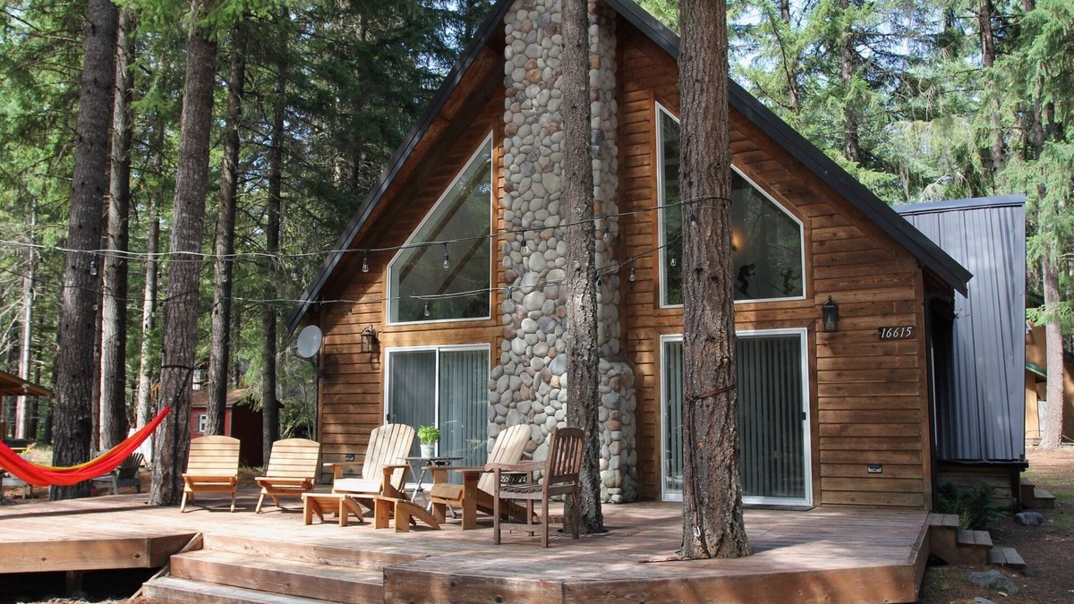 Enumclaw House | River Rock Cabin: Your Gateway to Pine-Scented Bliss & Mountain Excursions