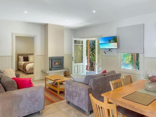 Jamieson House | River Rock Cottage Centrally located and Dog friendly