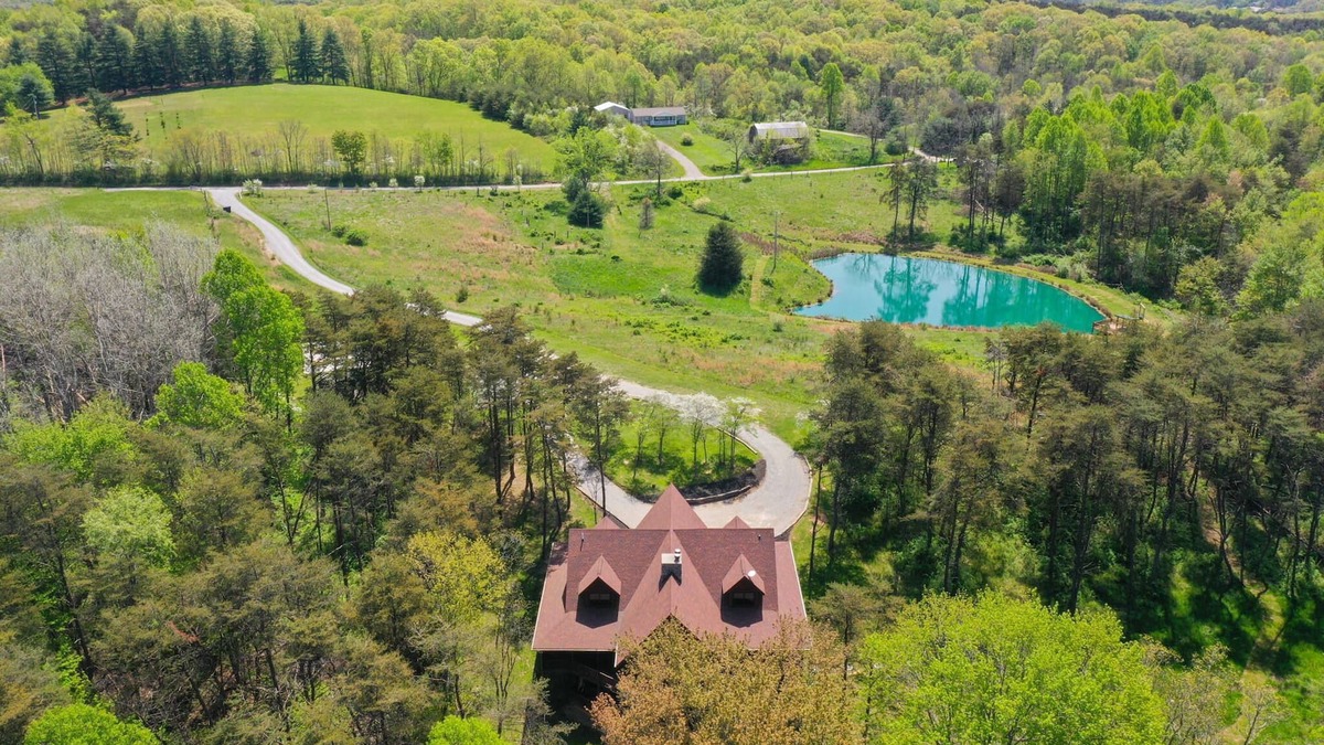 Logan Cabin | River Rock Lodge- Fishing Pond, WiFi , Fireplaces, Bball court, Onsite Trails