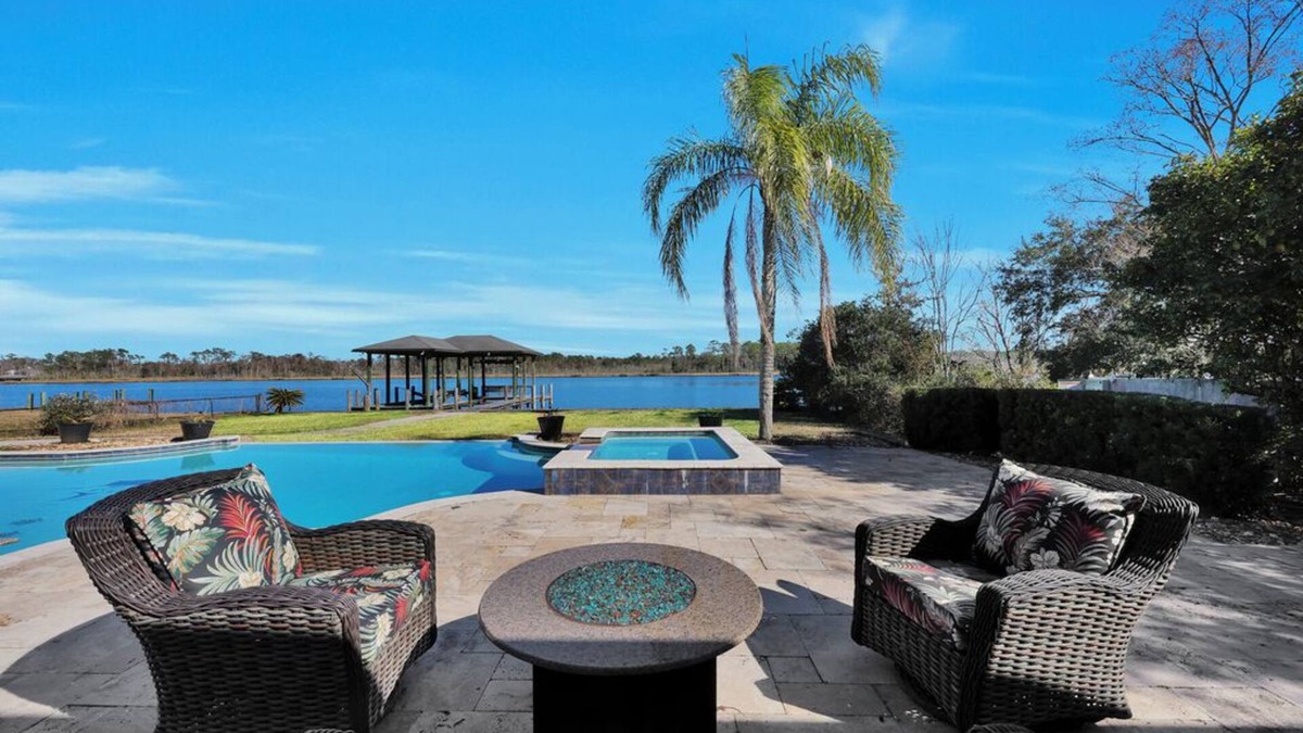Wesconnett House | "River Sanctuary"-Pool Home on River frontage- 4000 sq. ft. Sleeps 8