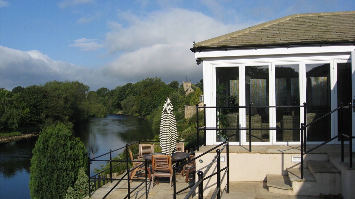 Darlington House | River Side Open Plan 15-22 July special offer Mobility Dog Friendly spa bath sun