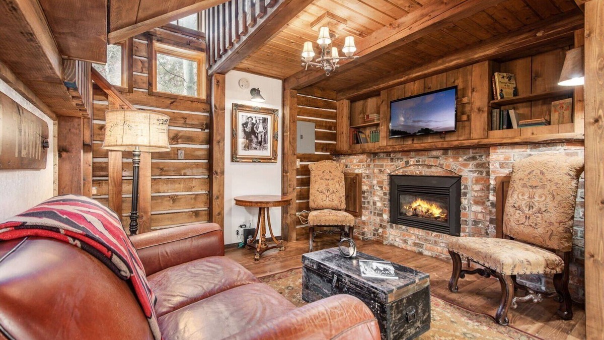 Sundance Cottage | River Song Cottage - 2 Min Walk to Sundance Resort, Pet Friendly, Location, Hot Tub, Stream, Quiet
