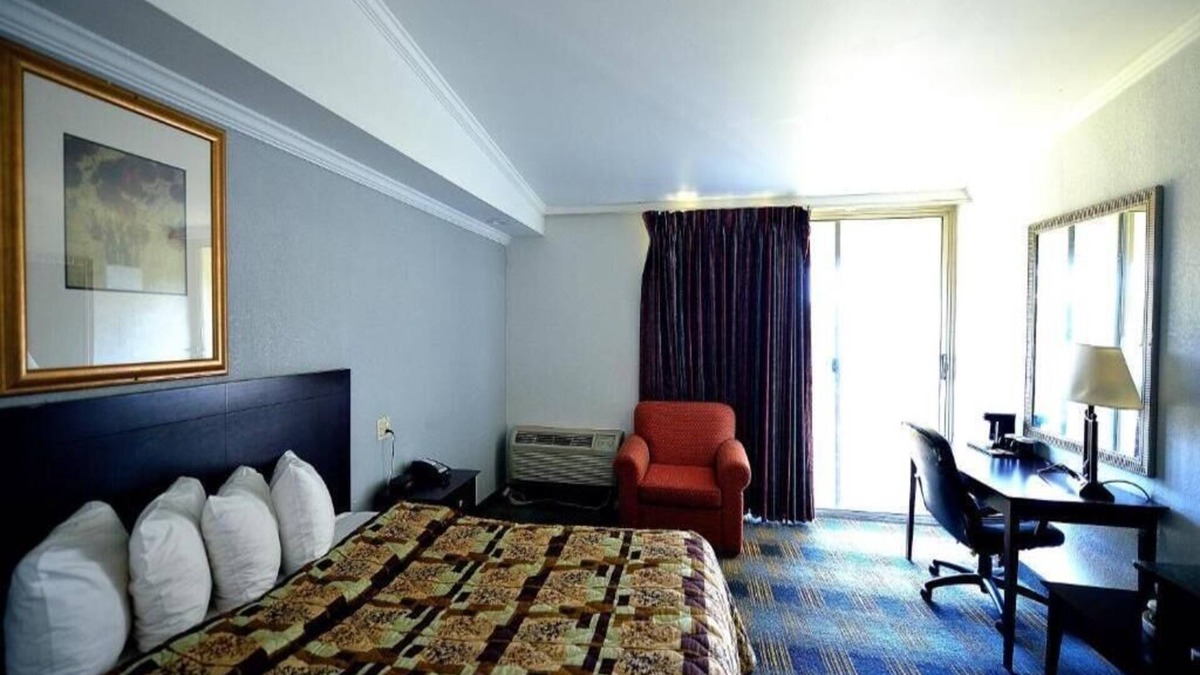 Somerset Hotel | River-view, 1 King Bed with Balcony