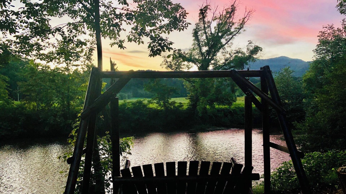 Clyde House | River view, beautiful, peaceful, private 2 bed/2 bath. 20 miles to Ashville
