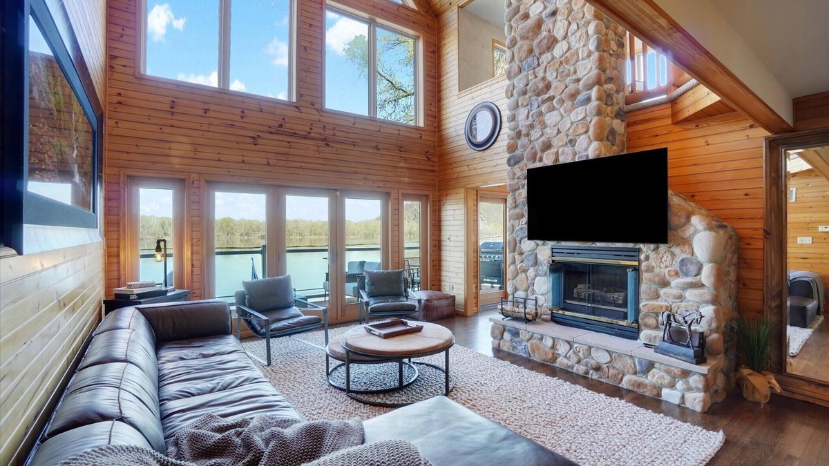 Columbia House | River View Lodge on the River