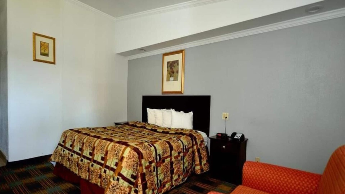 Somerset Hotel | River-view Room, 1 King Bed with Jacuzzi tub and Balcony