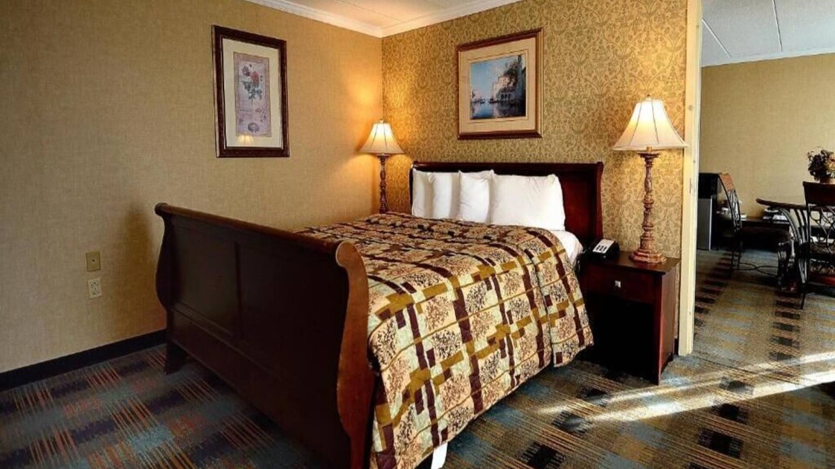 Somerset Hotel | River-view Room, King Suite with Jetted tub and Ba