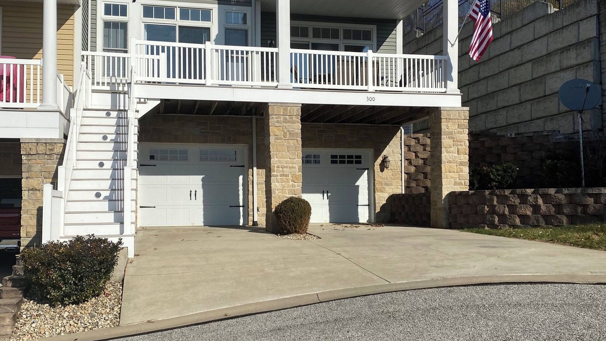 Grafton House | River View TH w/Patio- 1 block from Main St