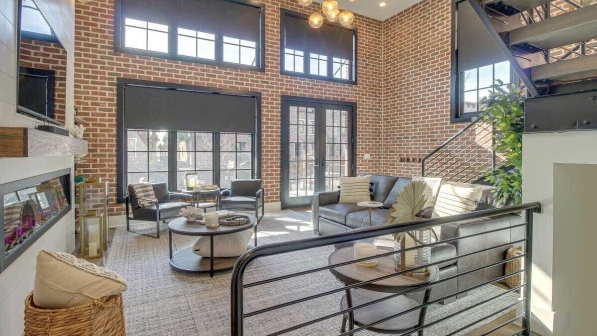 Hitch Village - Fred Wessels Homes House | River Views, Historic Central Neighborhood, Luxury Townhome