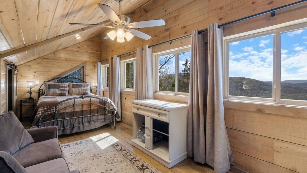Eureka Springs House | River Views, Rustic Cabin for 2