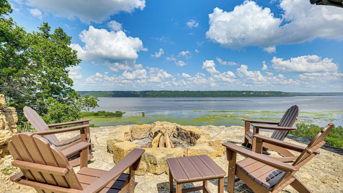 Peru House | River Views + Wraparound Deck: Dubuque Getaway