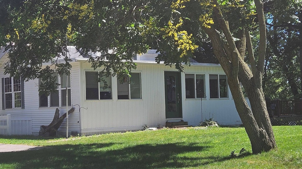 West Olive Cottage | River with boat launch and lake. Kayaks and paddle boards included!
