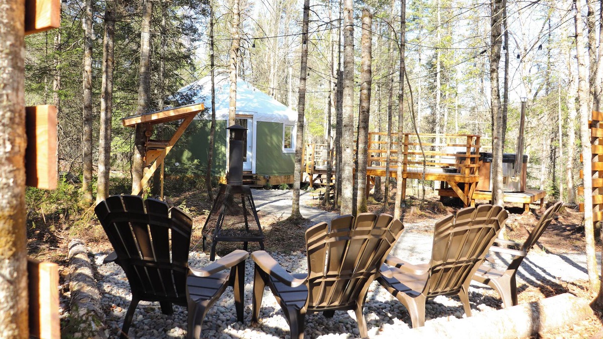 Sainte Rose du Nord Ski Chalet | River/Wooden Hottub Yurt in Nature