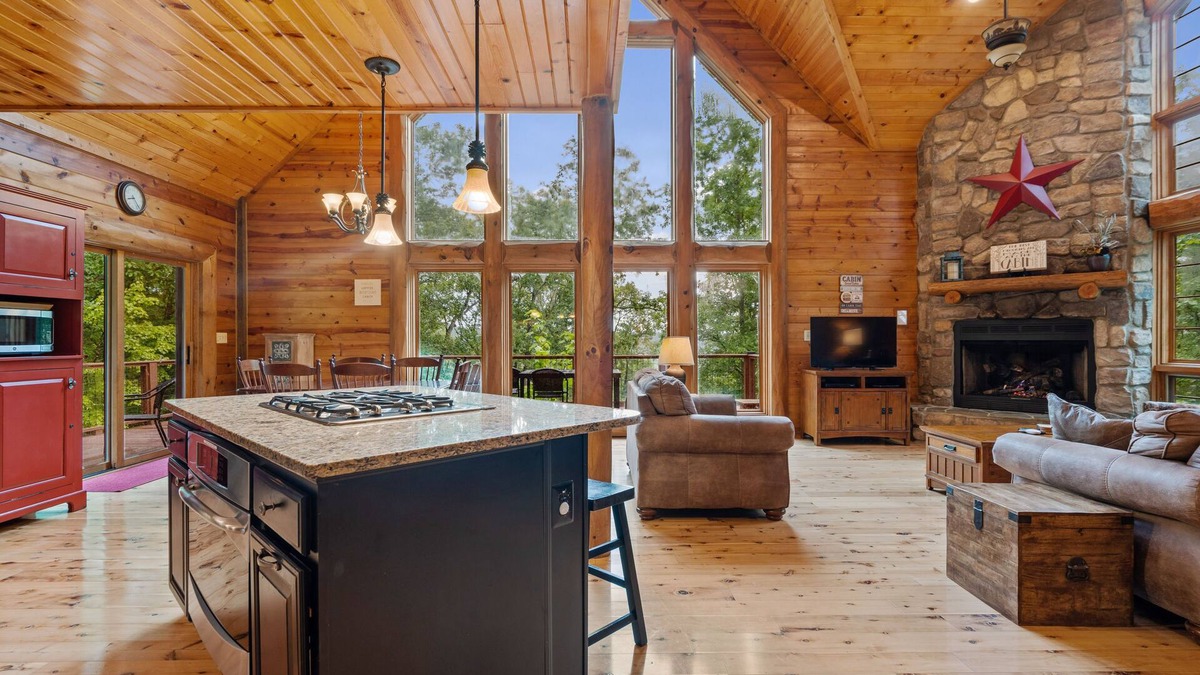 Bentonville House | River Woods Retreat:10min to River, L2 EV, Hikes, 2 Fireplaces, Hottub, SP 10mi