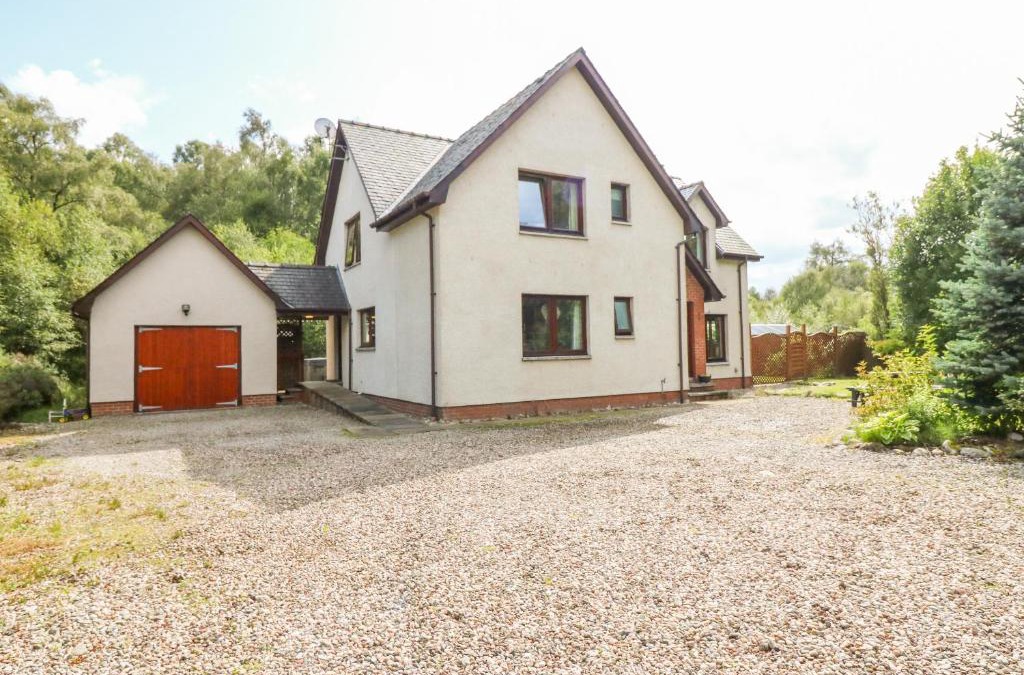 Roybridge House | Riverbank House