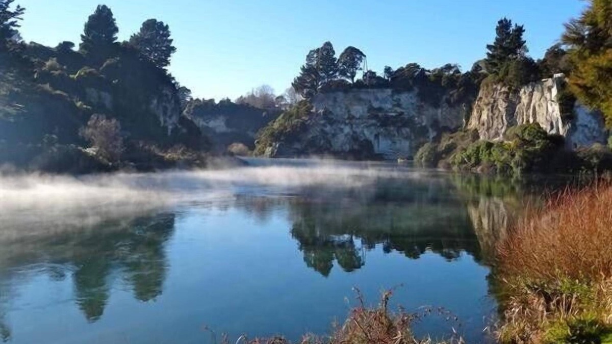 Rangatira Park Cottage | Riverbank Retreat - Taupo Holiday Home