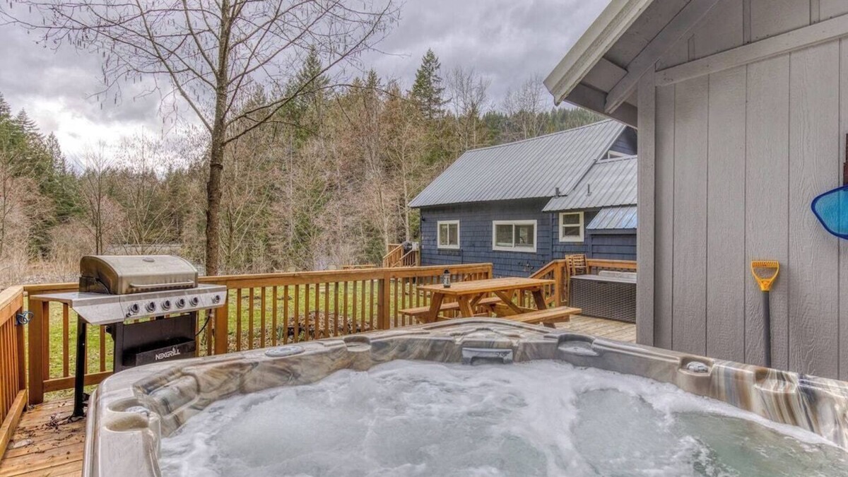 Zigzag Cabin | Riverbend Cabin Hot Tub, River Front Dog Friendly