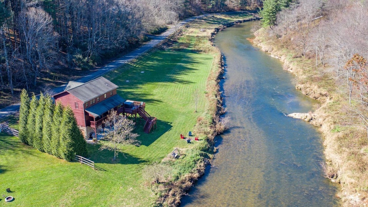 Fleetwood House | Riverbend Retreat - New River frontage, hot tub, pool table!
