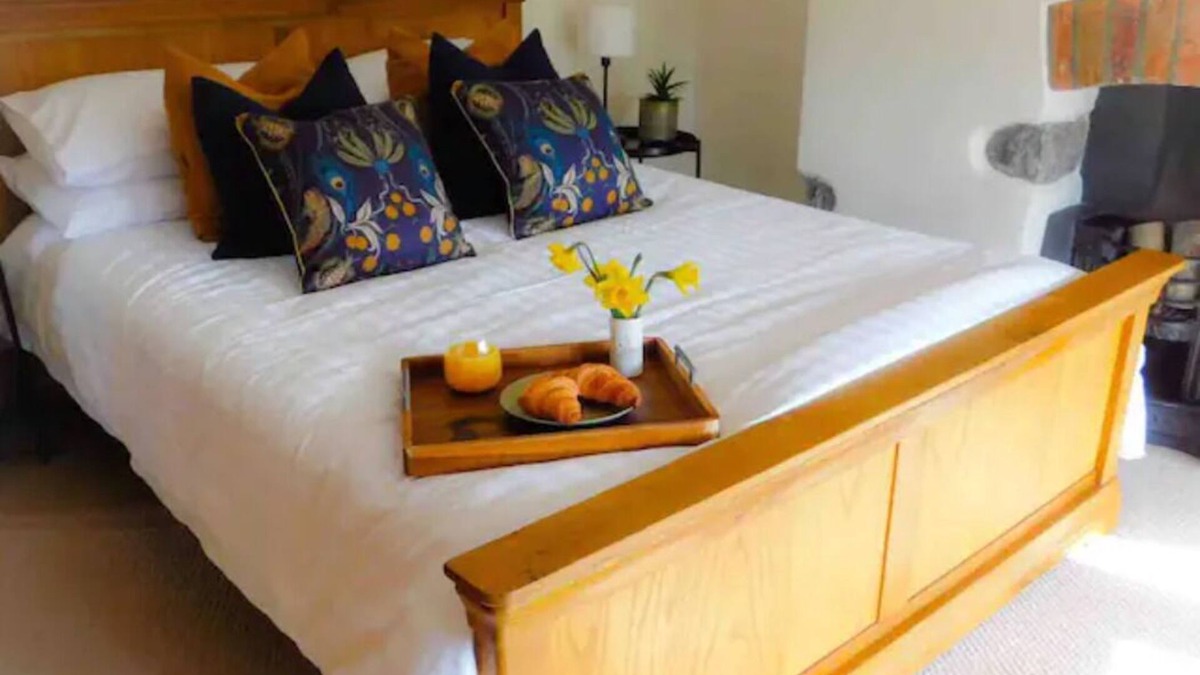 Rhuddlan House | Riverdale Cottage, Castle Views, North Wales