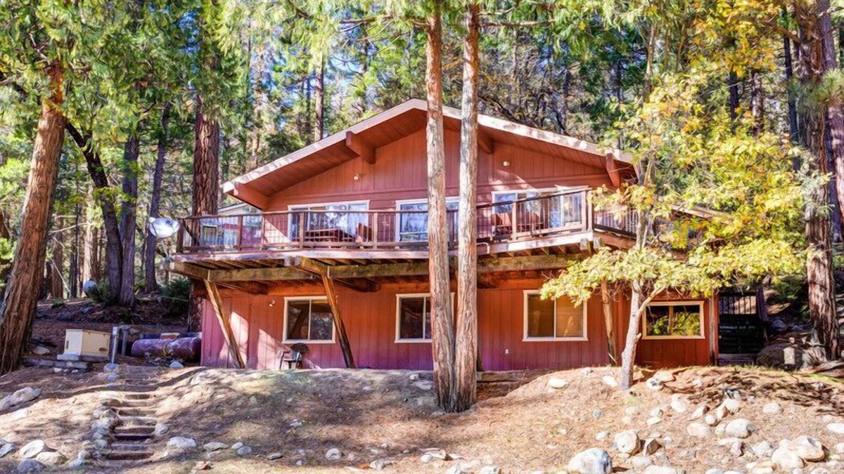 North Wawona Cabin | Riverfront Retreat