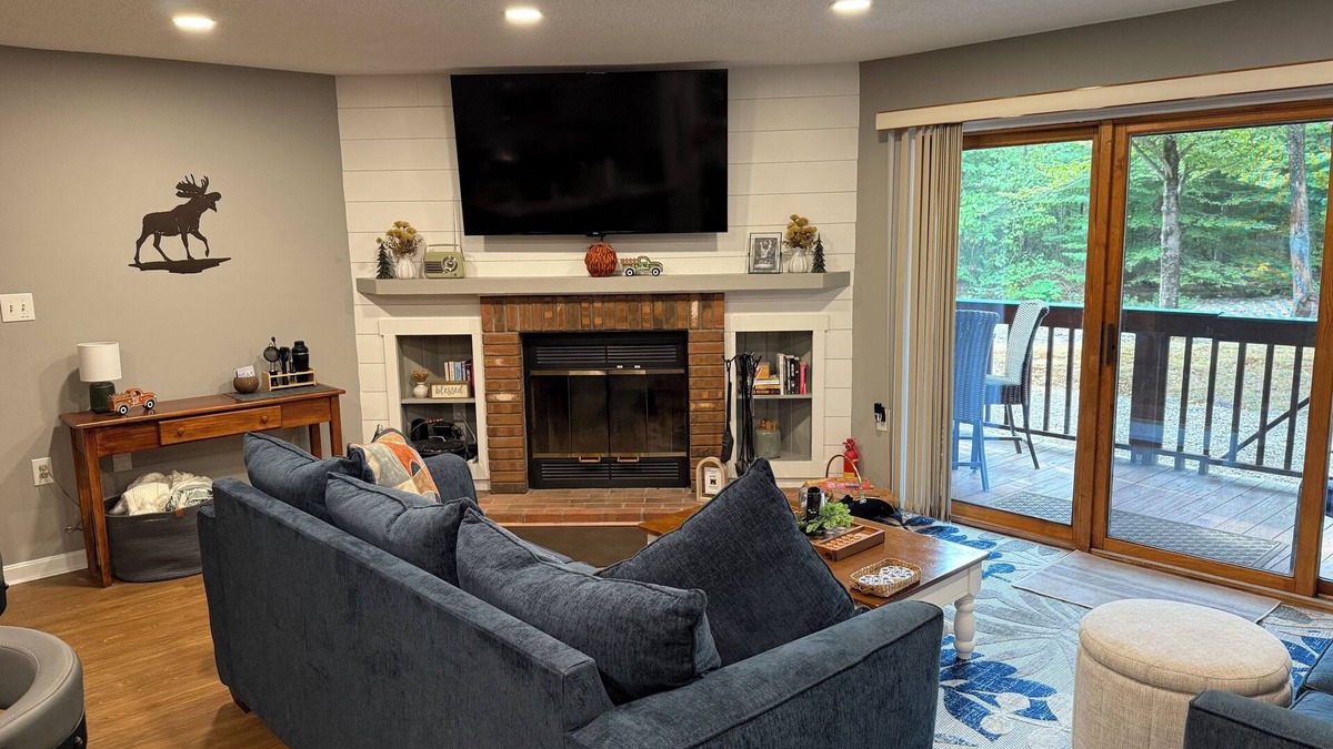 North Woodstock Condo | Riverfront 1st FL 2BR/2BA Condo at Deer Park – Mins to Loon, Foliage & Skiing!