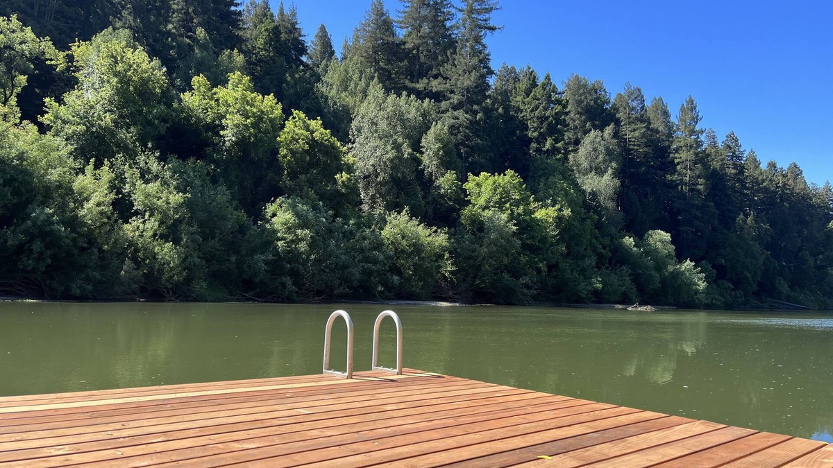 Guerneville House | ~Riverfront 3 Bed 2 Bath w/Gas Fireplace Hot Tub Dock & Boats. 3/4 mile to town~