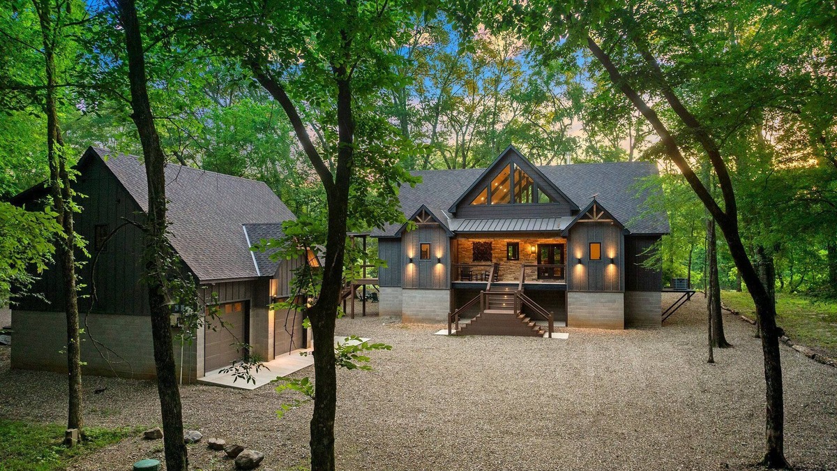 Broken Bow Cabin | Riverfront 3 bedroom cabin with game/bunkroom and apartment above