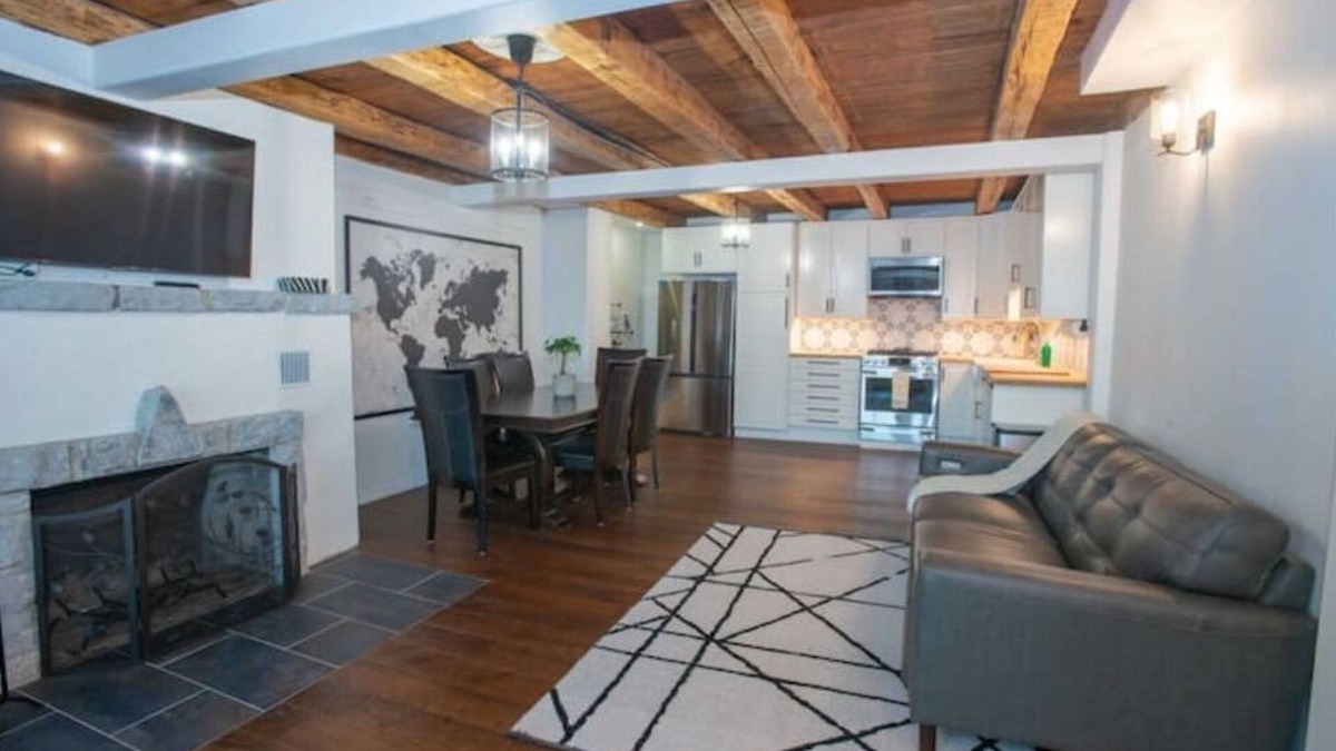 Virgil House | Riverfront 4 Bed friends/family reunion home