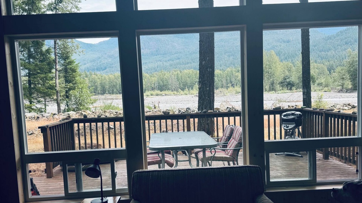 Packwood Cabin | Riverfront and mountain view cabin with WiFi in Packwood
