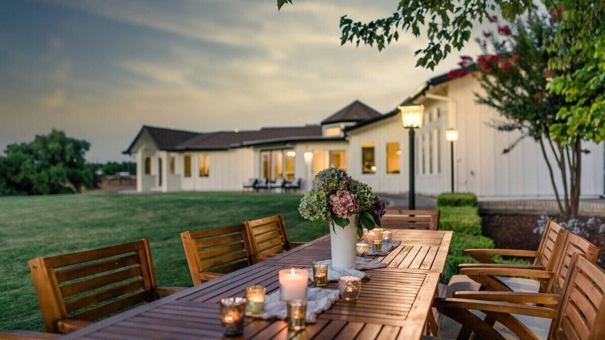 Kingsburg House | Riverfront Beauty with Pickle Ball Court