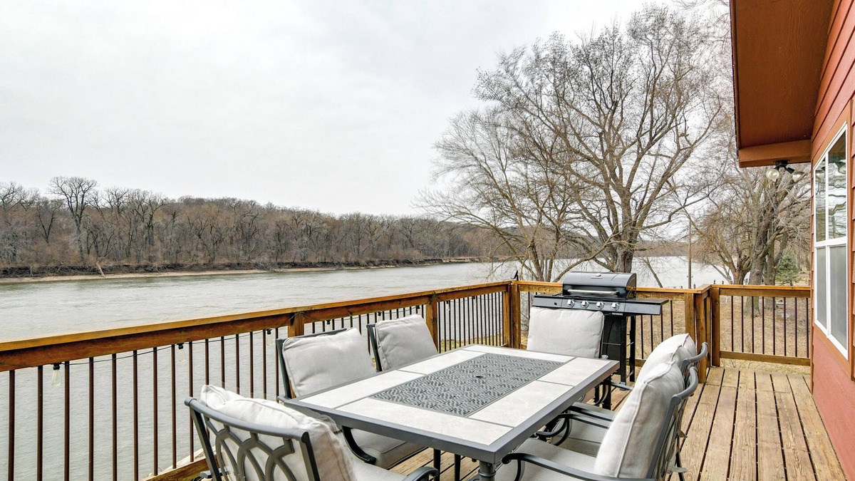 Pella Cabin | Riverfront Cabin Near Dtwn Pella w/Game Room!