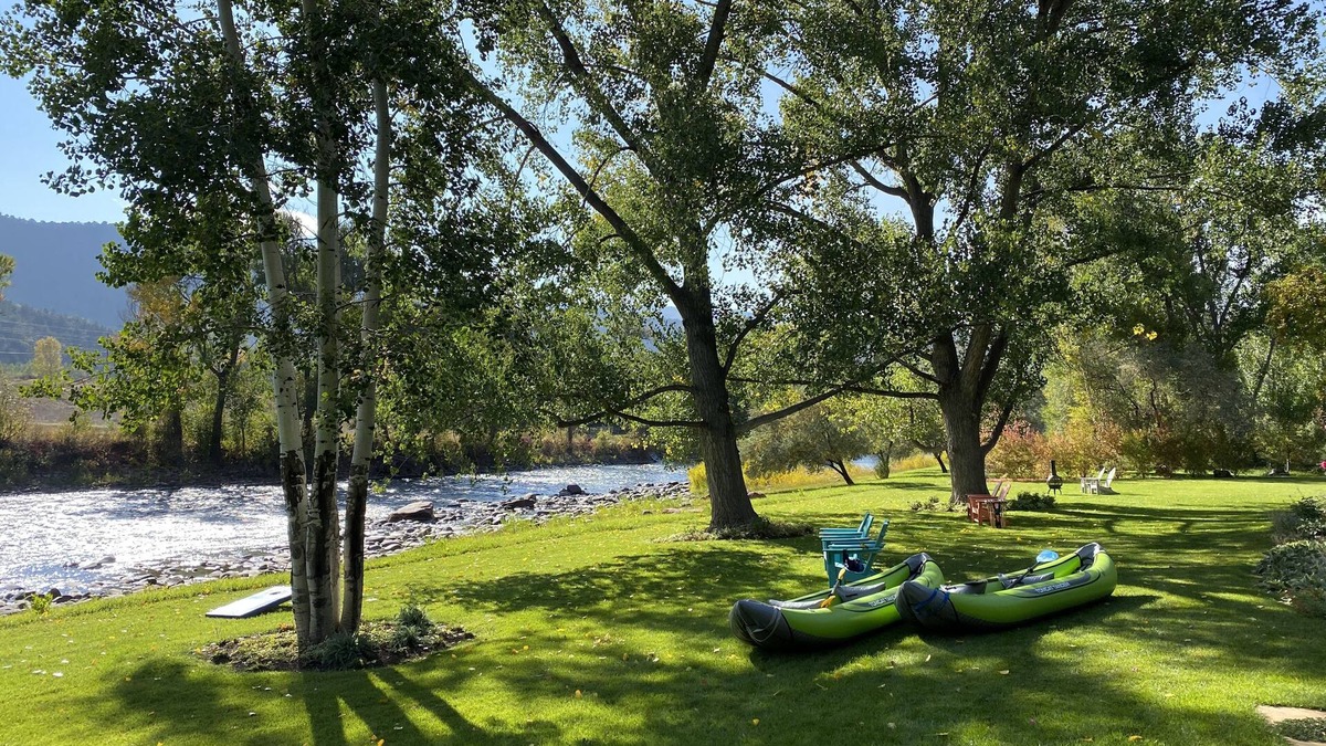 Glenwood Springs House | RIVERFRONT Cozy Family Friendly Retreat, w/hot tub, ping pong, raft, fish, relax