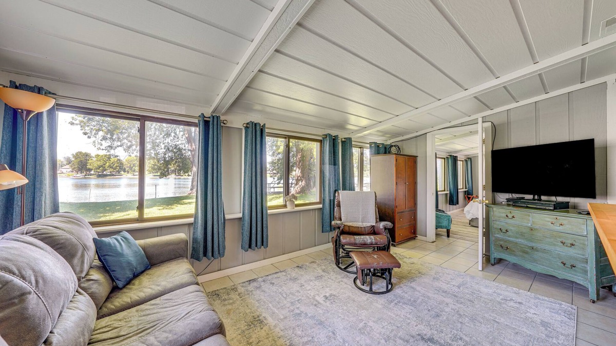 Dixon Cabin | Riverfront Dixon, Illinois, Vacation Rental!