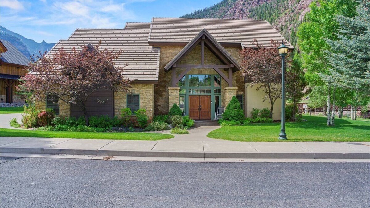 Ridgway House | Riverfront Dream House 4 Bedroom/Loft 3.5 Bath