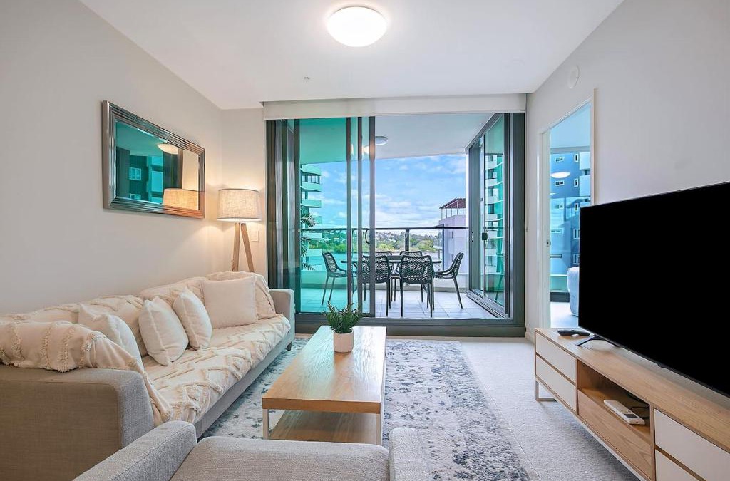 Hamilton Apartment | 'Riverfront Flow' Poolside and Portside in Hamilton