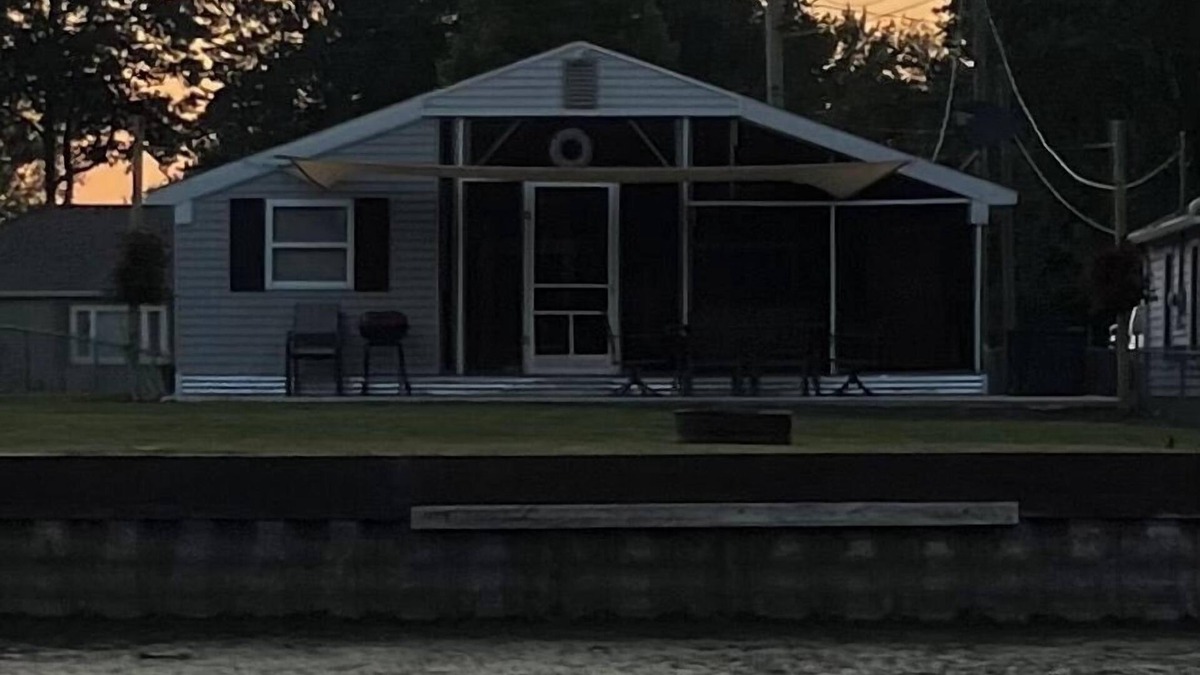 Bay City House | Riverfront Getaway