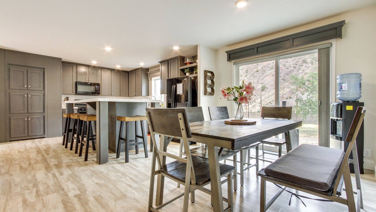Helena Cottage | Riverfront Helena Retreat w/Small Dock + Kayaks!