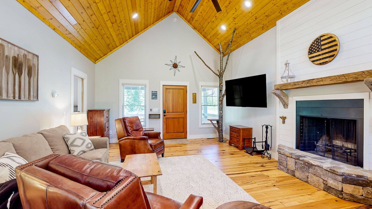 Franklin House | Riverfront home with firepit, large deck, tubing rafts, & views