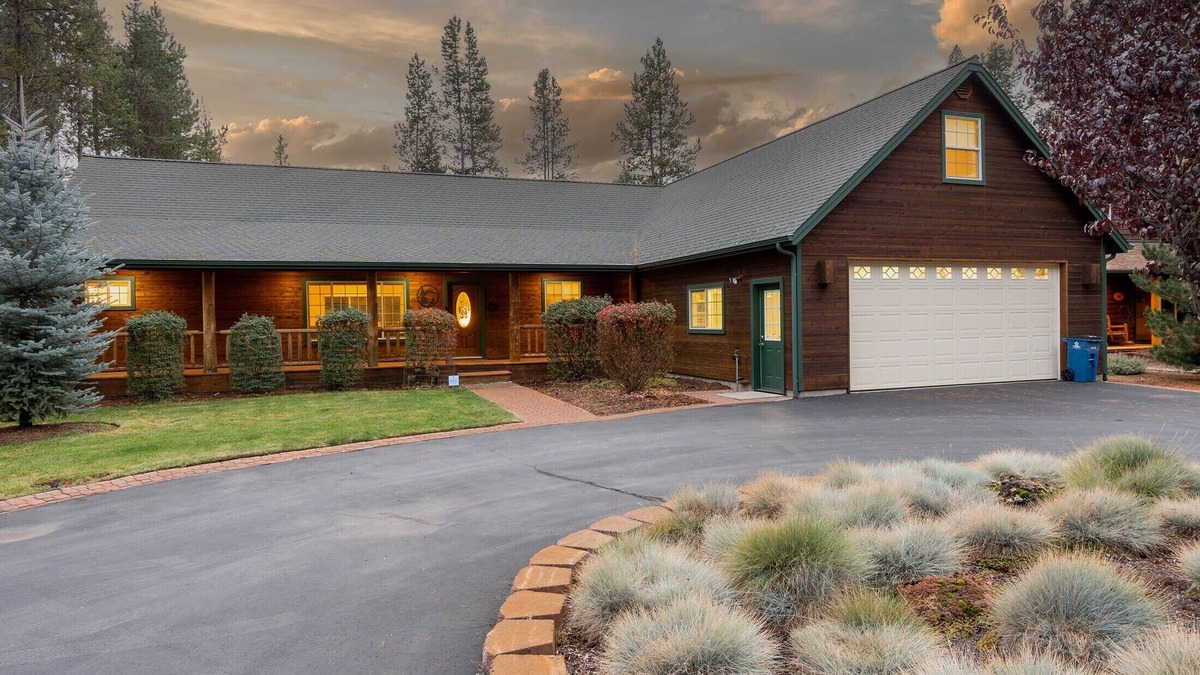 Three Rivers House | Riverfront, Hot Tub,Paddle Boards,Canoe,Ping-Pong, Billiard,near Sunriver Resort